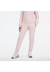 Spodnie damskie New Balance WP03805SOI – różowe. Kolor: różowy. Materiał: dresówka, bawełna, poliester. Wzór: haft