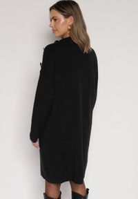 Born2be - Czarna Sweterkowa Sukienka Pudełkowa Ozdobiona z Boku Guzikami Tustina. Okazja: na co dzień. Kolor: czarny. Materiał: jeans. Wzór: aplikacja. Typ sukienki: proste. Styl: casual, elegancki #4