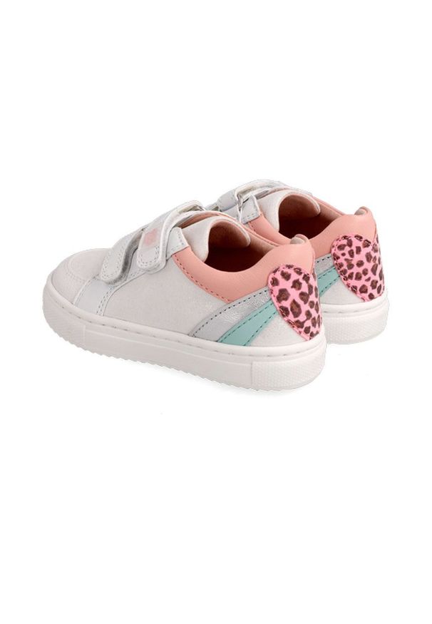Garvalin buty dziecięce kolor biały. Nosek buta: okrągły. Zapięcie: rzepy. Kolor: biały. Materiał: guma
