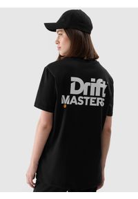 4f - T-shirt regular z nadrukiem uniseks 4F x Drift Masters - czarny. Okazja: na co dzień. Kolor: czarny. Materiał: dzianina, jersey, bawełna. Wzór: nadruk. Styl: sportowy, casual, klasyczny