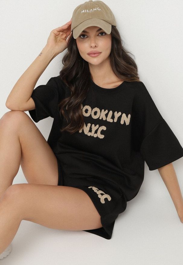 Born2be - Czarny Komplet Oversize z Wiskozą T-shirt i Szorty z Nadrukiem Liravella. Kolor: czarny. Materiał: wiskoza. Wzór: nadruk