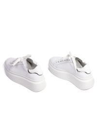 Inna - Sneakersy na platformie z lakierowaną cholewką skórzane białe Sempre 23-397. Kolor: biały. Materiał: skóra, lakier. Szerokość cholewki: normalna. Wzór: grochy. Obcas: na platformie #7