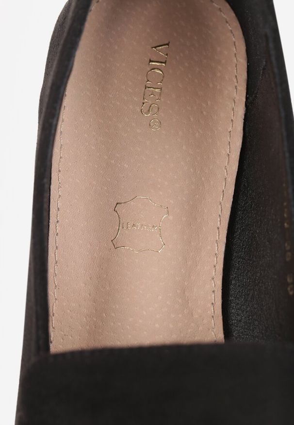 Renee - Czarne Mokasyny Vices ze Szpiczastym Noskiem Zdobione Aplikacją Rilosia. Okazja: na co dzień, na spotkanie biznesowe, do pracy. Nosek buta: szpiczasty. Kolor: czarny. Materiał: skóra, jeans. Wzór: aplikacja. Styl: casual, biznesowy, elegancki