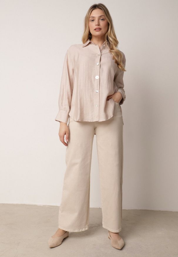 Born2be - Beżowa Koszula Oversize z Wiskozą i Lnem Zdobiona Nieregularnymi Guzikami Inisera. Okazja: na co dzień, do pracy. Typ kołnierza: kołnierzyk klasyczny. Kolor: beżowy. Materiał: wiskoza, len. Długość: długie. Wzór: aplikacja. Styl: casual, klasyczny, elegancki