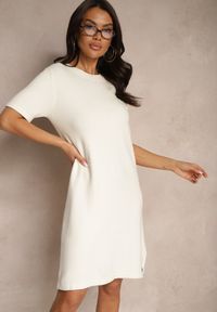 Renee - Biała T-shirtowa Sukienka z Wiskozowej Dzianiny z Ozdobnymi Guzikami Narossa. Okazja: na co dzień. Kolor: biały. Materiał: wiskoza, dzianina. Długość rękawa: krótki rękaw. Styl: casual, elegancki #5