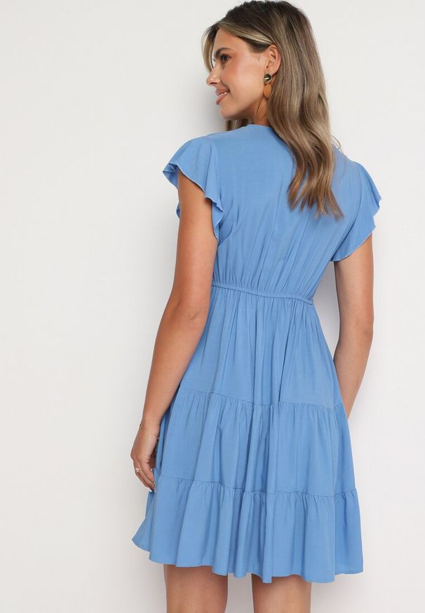 Born2be - Jasnoniebieska Sukienka Callirea. Okazja: na co dzień. Typ kołnierza: kołnierz z falbankami. Kolor: niebieski. Sezon: lato. Typ sukienki: proste. Styl: casual. Długość: mini