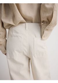 Reserved - Jeansy culotte - kremowy. Kolor: kremowy