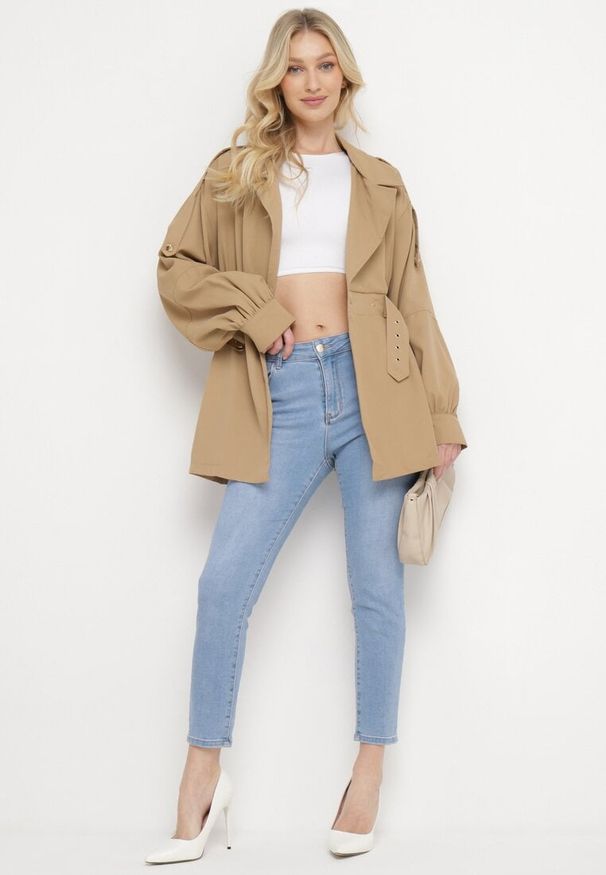 Born2be - Ciemnobeżowy Krótki Płaszcz z Bufiastymi Rękawami i Elastycznym Paskiem z Klamrą Lirenda. Okazja: na co dzień. Kolor: beżowy. Długość: krótkie. Styl: klasyczny, casual, elegancki