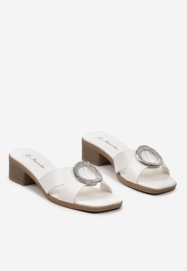 Born2be - Białe Klapki na Niskim Słupku z Klamerką z Cyrkoniami Nirra. Okazja: na co dzień. Kolor: biały. Materiał: len. Wzór: aplikacja. Obcas: na słupku. Styl: casual, klasyczny, elegancki, wizytowy