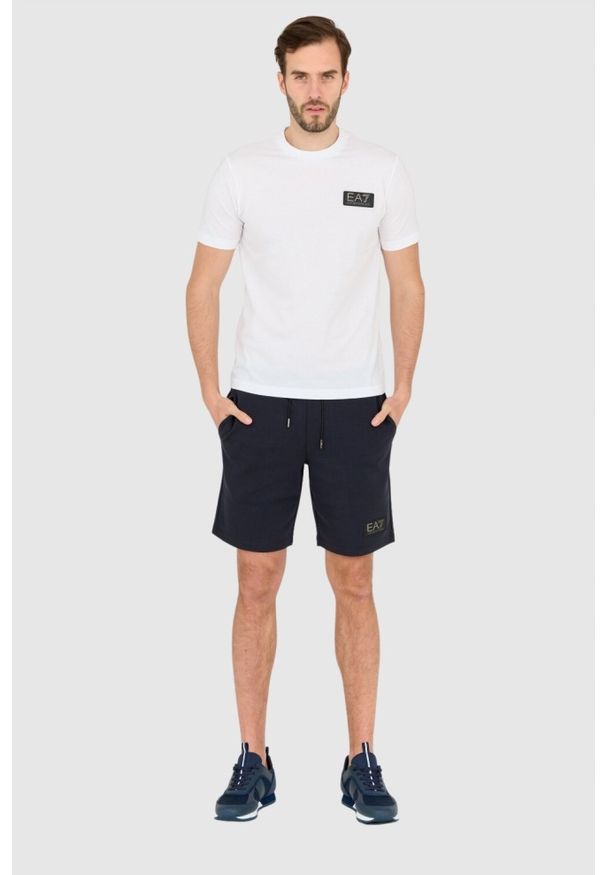 EA7 Emporio Armani - EA7 Biały męski t-shirt z naszywką z logo, Rozmiar XL. Kolor: biały. Wzór: aplikacja