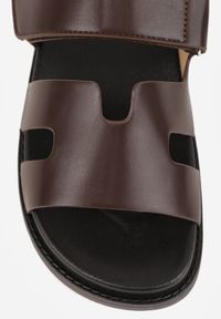 Renee - Ciemnobrązowe Klapki na Platformie z Geometrycznymi Paskami Neorith. Okazja: na co dzień. Kolor: brązowy. Materiał: jeans. Wzór: geometria. Obcas: na platformie. Styl: casual #5