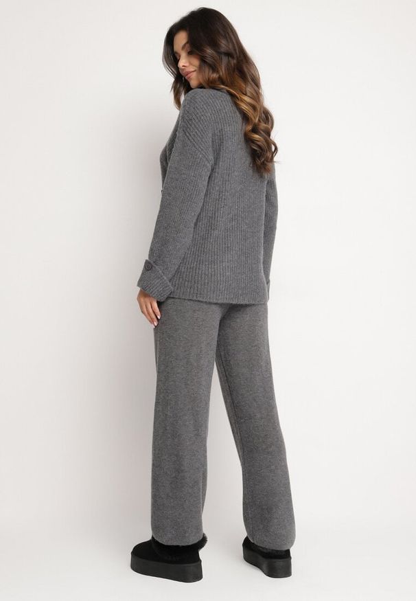 Born2be - Ciemnoszary Komplet z Bawełną i Wełną Sweter z Guzikami i Rozcięciem Szerokie Spodnie Sialita. Kolor: szary. Materiał: bawełna, wełna