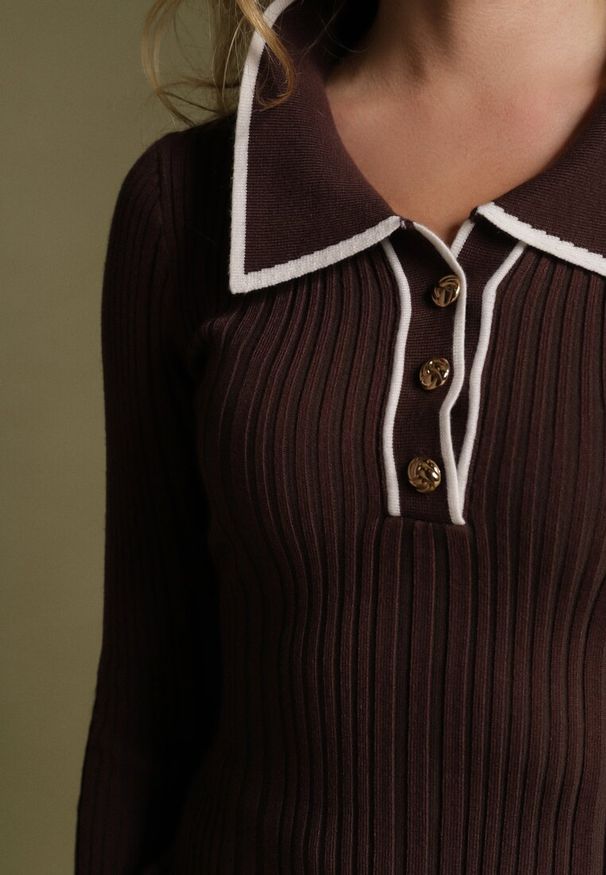 Born2be - Brązowy Sweter z Wiskozą w Stylu Retro z Kołnierzykiem i Guzikami Sarrise. Okazja: na co dzień, do pracy, na spotkanie biznesowe. Typ kołnierza: kołnierz z falbankami. Kolor: brązowy. Materiał: wiskoza. Wzór: aplikacja. Styl: retro