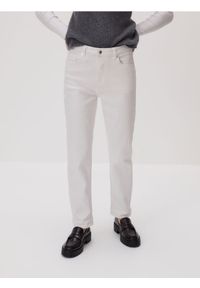 Reserved - Jeansy boyfriend slim - biały. Kolor: biały