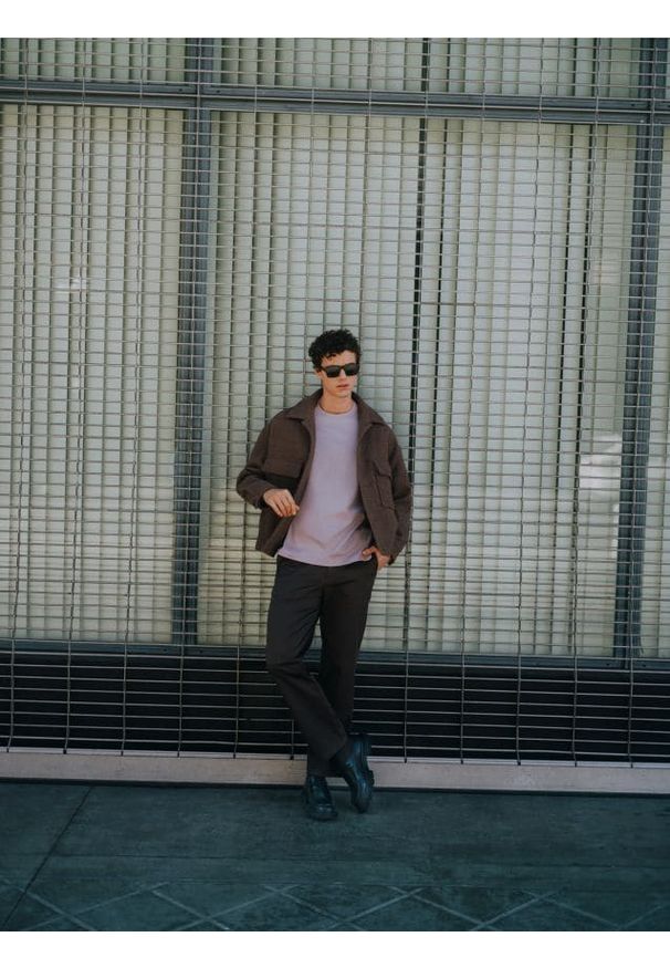 Reserved - Spodnie chino regular - ciemnobrązowy. Kolor: brązowy. Materiał: tkanina, bawełna