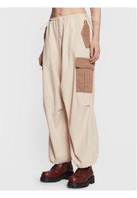 BDG Urban Outfitters Spodnie materiałowe 76283084 Beżowy Relaxed Fit. Kolor: beżowy. Materiał: bawełna