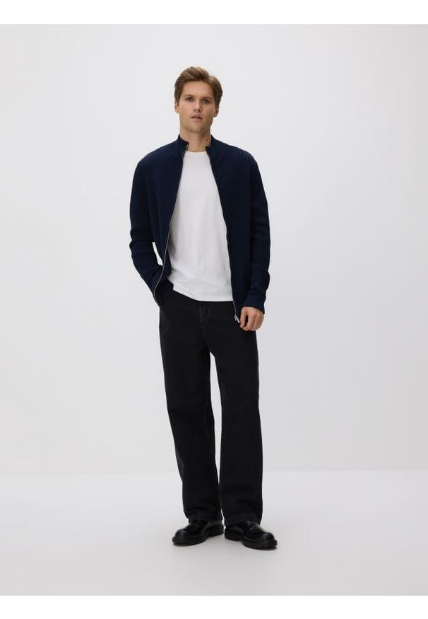 Reserved - Rozpinany sweter ze stójką - granatowy. Typ kołnierza: kołnierzyk stójkowy. Kolor: niebieski. Materiał: bawełna, dzianina