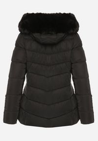 Born2be - Czarna Taliowana Kurtka z Pikowanymi Przeszyciami i Kapturem z Futerkiem Olennea. Okazja: do pracy, na co dzień, na spotkanie biznesowe. Kolor: czarny. Materiał: futro. Styl: casual, klasyczny, biznesowy #6