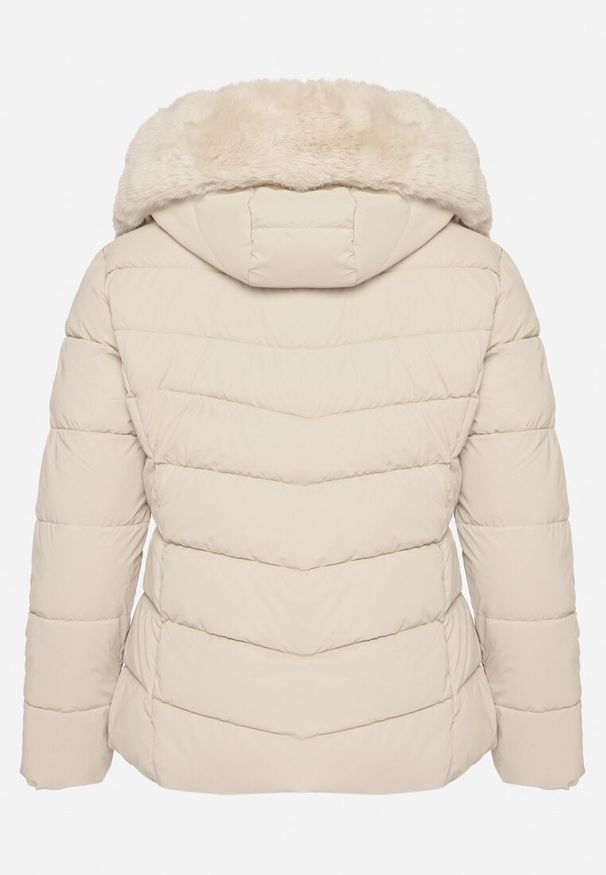 Born2be - Ciemnobeżowa Taliowana Kurtka z Pikowanymi Przeszyciami i Kapturem z Futrem Acindria. Okazja: na co dzień. Kolekcja: plus size. Kolor: beżowy. Materiał: futro. Styl: casual