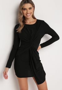 Born2be - Czarna Asymetryczna Sukienka z Ozdobnym Supełkiem i Drapowaniem Acantha. Kolor: czarny. Typ sukienki: asymetryczne. Styl: wizytowy #1