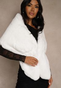 Renee - Białe Ponczo z Ozdobnym Futerkiem Cralinne. Kolor: biały. Materiał: futro #4
