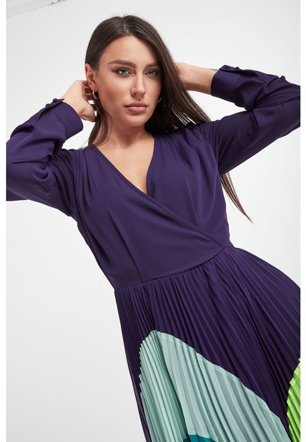 Twinset Milano - Sukienka TWINSET ACTITUDE. Typ kołnierza: dekolt kopertowy. Wzór: aplikacja. Typ sukienki: kopertowe, plisowane