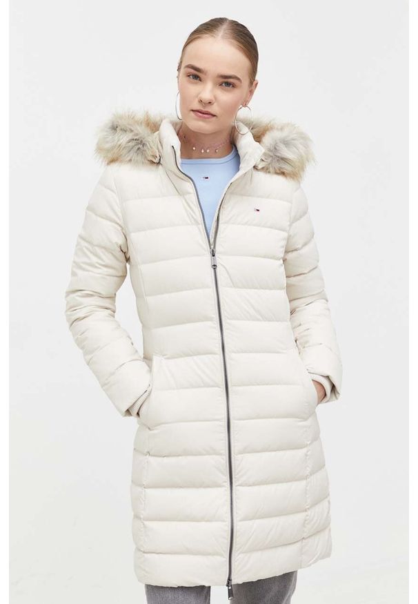 Tommy Jeans kurtka puchowa damska kolor beżowy zimowa. Kolor: beżowy. Materiał: puch. Sezon: zima
