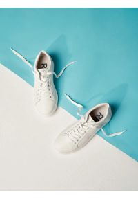 Ryłko - Białe półbuty sportowe. Kolor: biały. Materiał: skóra. Szerokość cholewki: normalna. Styl: sportowy #1