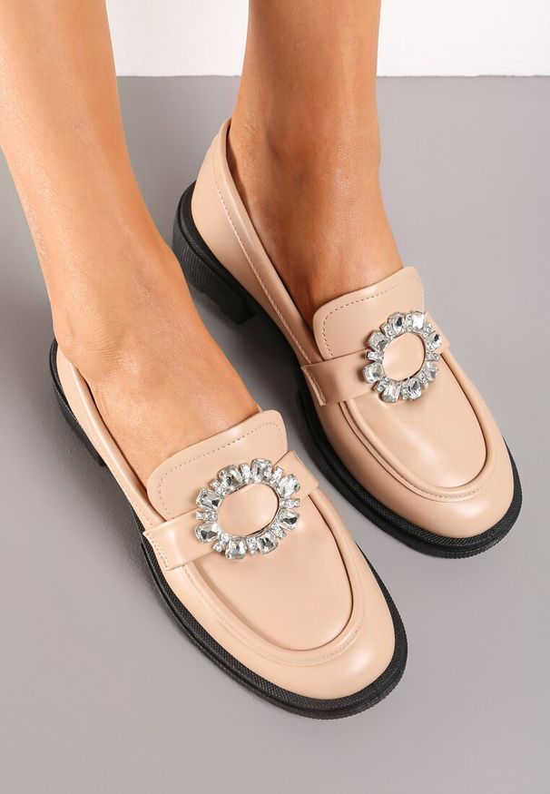 Born2be - Beżowe Mokasyny z Ekoskóry z Przeszyciami i Okrągłą Klamrą Failla. Nosek buta: okrągły. Zapięcie: klamry. Kolor: beżowy. Wzór: aplikacja. Obcas: na płaskiej podeszwie