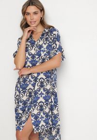 Born2be - Granatowa Pudełkowa Sukienka Koszulowa z Wiskozy w Ornamentalny Print Vanisse. Okazja: na co dzień. Kolor: niebieski. Materiał: wiskoza. Długość rękawa: krótki rękaw. Wzór: nadruk. Sezon: wiosna, lato. Typ sukienki: koszulowe. Styl: casual #2