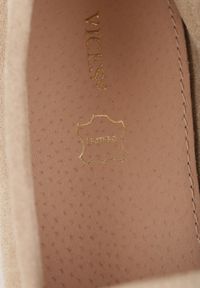 Renee - Jasnobeżowe Mokasyny VICES z Wkładką ze Skóry Naturalnej i Metalicznym Elementem Alcimene. Nosek buta: okrągły. Kolor: beżowy. Materiał: skóra. Obcas: na obcasie. Wysokość obcasa: niski #8