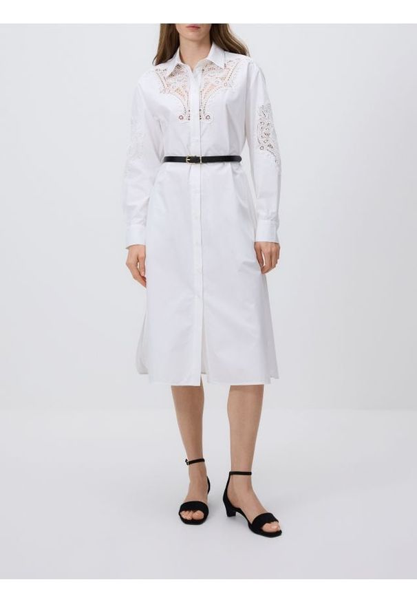 Reserved - Sukienka midi z paskiem - biały. Kolor: biały. Materiał: bawełna. Typ sukienki: proste. Długość: midi