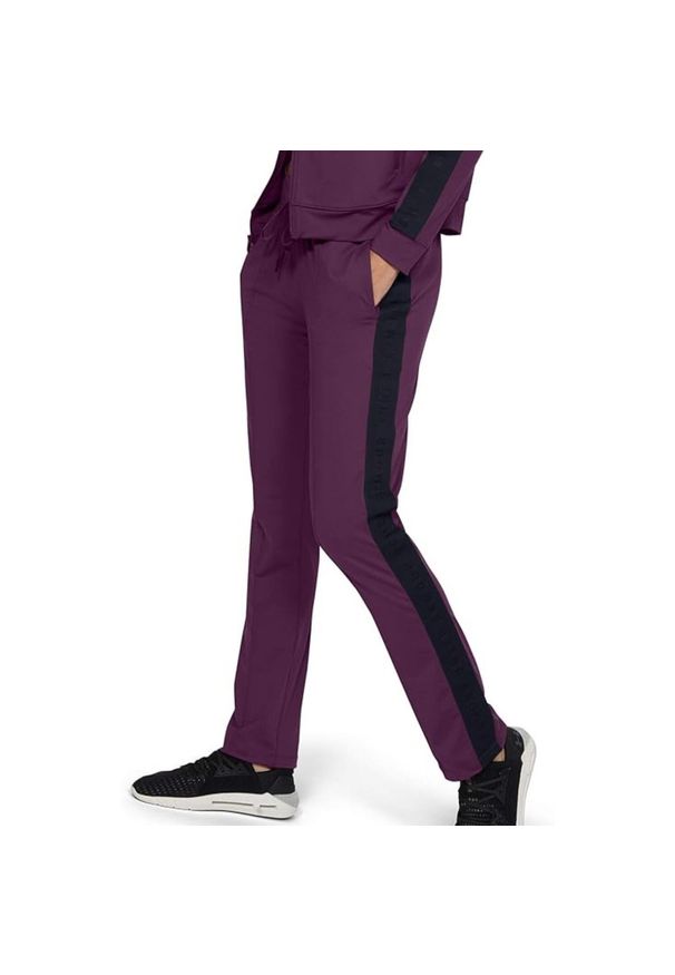 Spodnie treningowe damskie Under Armour Mujer sportowe fioletowe. Kolor: fioletowy. Materiał: poliester, elastan. Sport: fitness