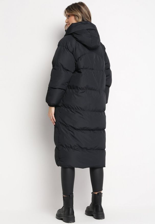 Born2be - Czarna Długa Kurtka Pikowana Płaszcz na Zamek z Kapturem Lesea. Okazja: na co dzień. Typ kołnierza: kaptur. Kolor: czarny. Materiał: jeans, dzianina. Długość: długie. Styl: elegancki, casual