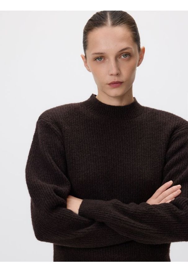 Reserved - Sweter z wełną - ciemnobrązowy. Kolor: brązowy. Materiał: wełna. Długość: krótkie. Wzór: gładki