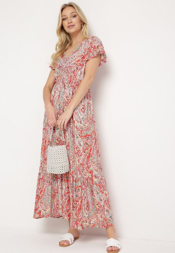 Born2be - Czerwono-Beżowa Sukienka z Metalicznym Nadrukiem Gumką w Pasie i Kopertowym Dekoltem Vinara. Okazja: na co dzień. Typ kołnierza: dekolt kopertowy. Kolor: czerwony. Wzór: nadruk. Sezon: lato. Typ sukienki: kopertowe. Styl: casual