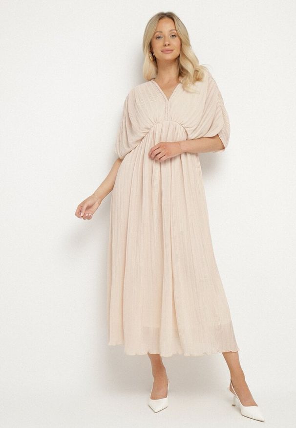 Born2be - Beżowa Sukienka Rozkloszowana z Wiązaniem na Szyi o Luźnym Kroju Napila. Okazja: na co dzień. Typ kołnierza: dekolt w kształcie V. Kolor: beżowy. Styl: klasyczny, casual, elegancki