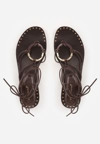 Born2be - Ciemnobrązowe Wiązane Sandały Rzymianki o Fasonie Japonek z Metaliczną Ozdobą Cricketgrass. Okazja: na co dzień. Kolor: brązowy. Materiał: jeans, len, koronka. Wzór: aplikacja. Sezon: lato. Styl: boho, wizytowy, wakacyjny, casual, elegancki #3