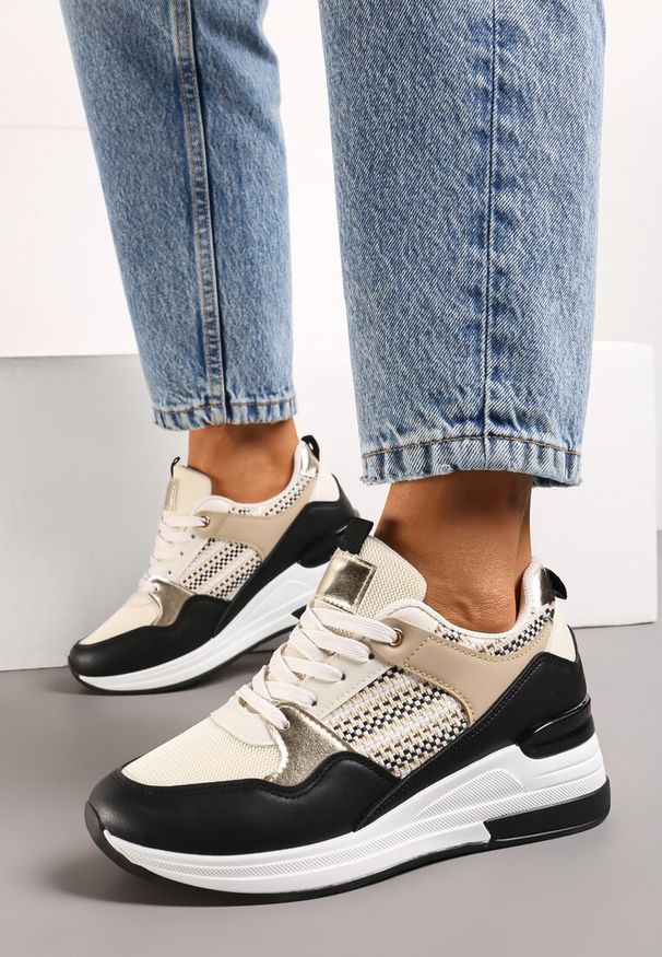 Renee - Beżowo-Czarne Sneakersy z Niskim Koturnem i Ozdobnymi Wstawkami Ysabeltia. Nosek buta: okrągły. Zapięcie: sznurówki. Kolor: beżowy. Materiał: materiał. Obcas: na koturnie. Wysokość obcasa: niski