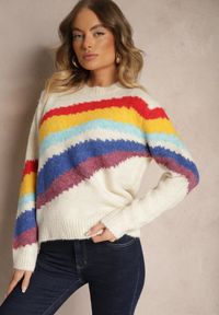 Renee - Jasnobeżowy Sweter Ozdobiony Ukośnymi Paskami Zenstina. Okazja: na co dzień. Kolor: beżowy. Materiał: jeans. Wzór: aplikacja. Styl: casual