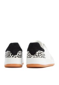 Wittchen - Damskie sneakersy skórzane ze wstawką z motywem zwierzęcym biało-czarne. Nosek buta: okrągły. Kolor: biały, wielokolorowy, czarny. Materiał: skóra. Wzór: motyw zwierzęcy. Obcas: na platformie. Sport: turystyka piesza #5