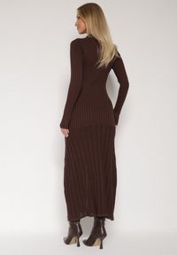 Born2be - Brązowa Wiskozowa Sukienka Sweterkowa z Guzikami i Kołnierzykiem Delarria. Okazja: na co dzień. Kolor: brązowy. Materiał: wiskoza. Styl: klasyczny, casual, elegancki. Długość: midi #4