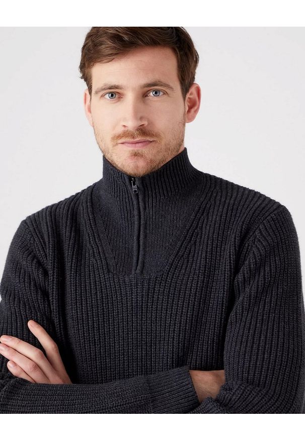 Wrangler - WRANGLER HALF ZIP KNIT MĘSKI SWETER KLASYCZNY ROZPINANY LOGO DARK GREY W8D0PJX06 112321333. Okazja: na randkę, na co dzień. Typ kołnierza: golf. Materiał: wełna, materiał, poliamid, bawełna, jeans. Długość rękawa: długi rękaw. Długość: długie. Styl: klasyczny, casual, elegancki