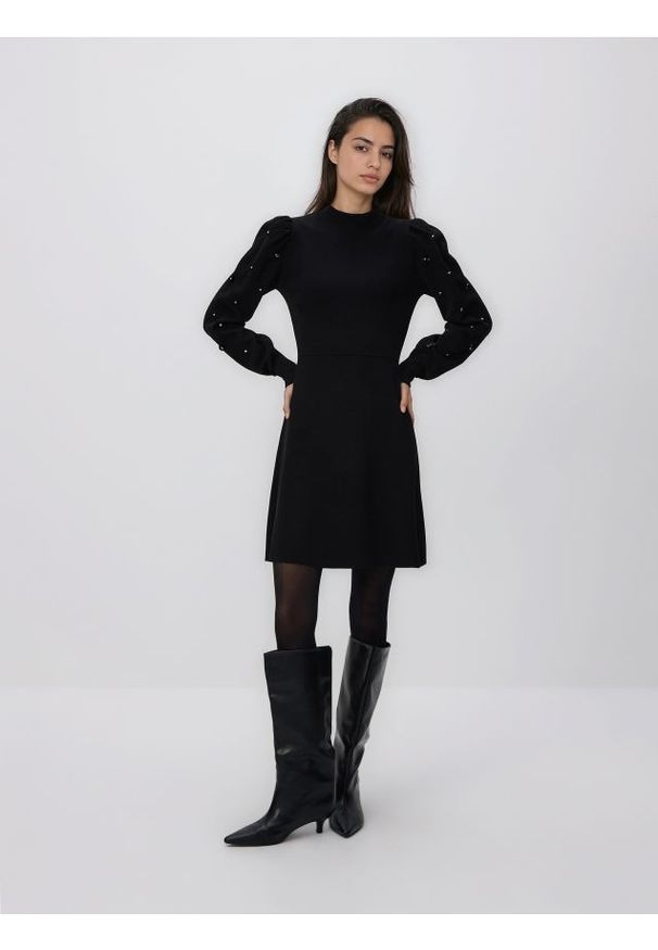 Reserved - Dzianinowa sukienka - czarny. Kolor: czarny. Materiał: dzianina. Wzór: gładki. Typ sukienki: proste