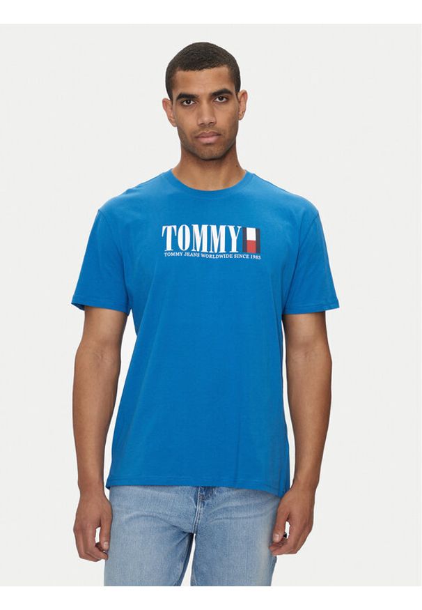 Tommy Jeans T-Shirt DNA Flag DM0DM18533 Niebieski Regular Fit. Kolor: niebieski. Materiał: bawełna