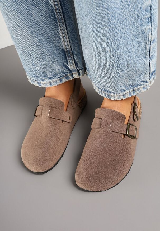 Born2be - Ciemnobeżowe Sandały Chodaki z Klamerką i Paskiem na Pięcie Norilsa. Okazja: na co dzień. Kolor: beżowy. Materiał: jeans. Obcas: na obcasie. Styl: casual. Wysokość obcasa: niski