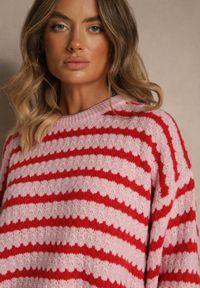 Renee - Różowo-Czerwony Oversizowy Sweter w Paski z Dzianiny z Wełną i Wiskozą Aventole. Okazja: na co dzień. Kolor: różowy. Materiał: wełna, wiskoza, dzianina. Wzór: paski. Styl: klasyczny, casual, elegancki #4