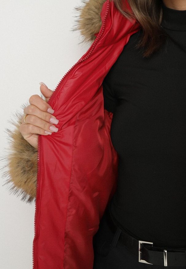 Born2be - Czerwona Pikowana Kurtka z Paskiem i Kapturem Zdobiona Futerkiem Olunelia. Okazja: na co dzień. Kolor: czerwony. Materiał: futro. Wzór: aplikacja. Styl: klasyczny, casual, elegancki