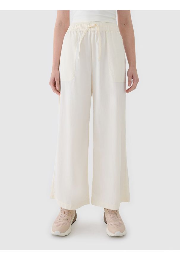4f - 4F Spodnie casual z szerokimi nogawkami damskie - białe XL. Okazja: na co dzień. Kolor: biały. Materiał: tkanina, syntetyk, materiał. Styl: casual