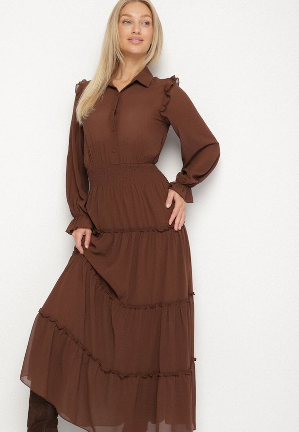 Born2be - Brązowa Rozkloszowana Sukienka VICES Koszulowa w Stylu Retro Aravite. Okazja: na co dzień. Typ kołnierza: kołnierzyk klasyczny, kołnierz z falbankami, dekolt w kształcie V. Kolor: brązowy. Długość rękawa: długi rękaw. Typ sukienki: koszulowe. Styl: retro